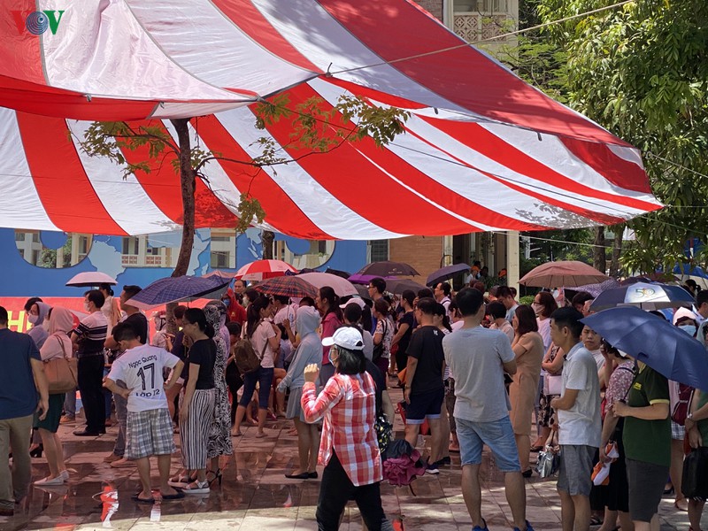 nang nong 40 do, gan 2000 hoc sinh thi chuyen ngoai ngu lay 100 em hinh 2