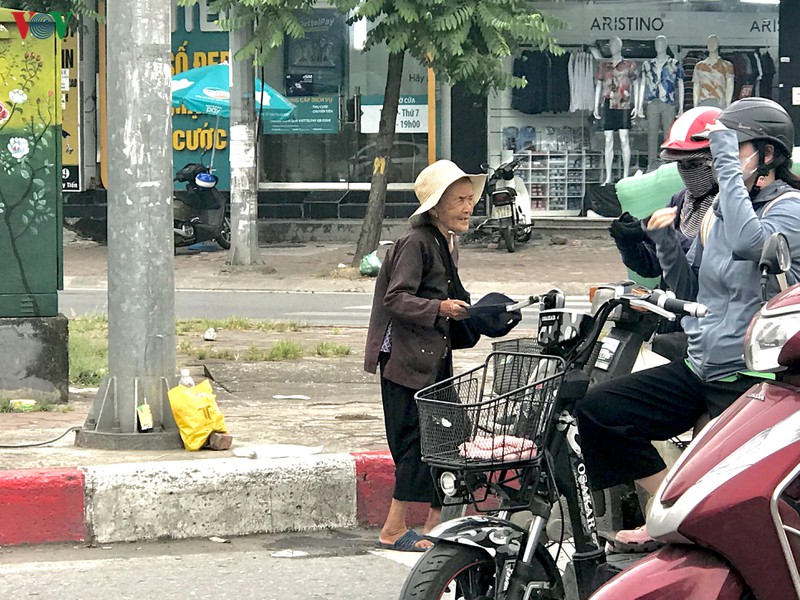 nguoi an xin "tran" ra nga tu o ha noi, nguy co mat an toan giao thong hinh 3