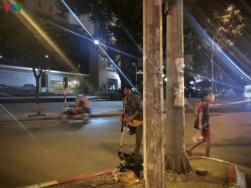 nguoi an xin "tran" ra nga tu o ha noi, nguy co mat an toan giao thong hinh 4