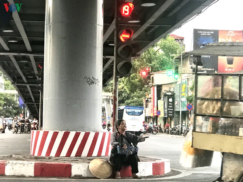 nguoi an xin "tran" ra nga tu o ha noi, nguy co mat an toan giao thong hinh 5
