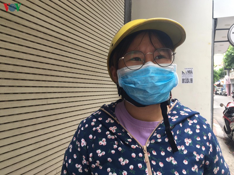 nguoi an xin "tran" ra nga tu o ha noi, nguy co mat an toan giao thong hinh 8