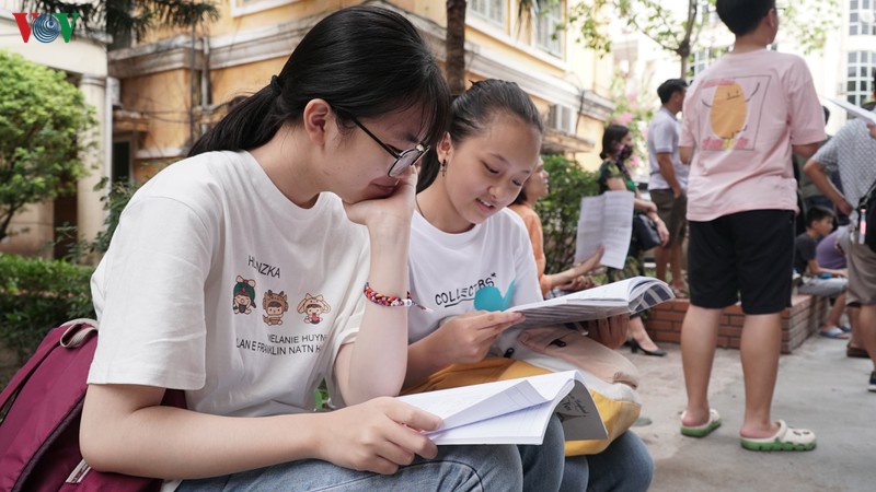 hoc sinh "tho phao" voi de thi van lop 10 chuyen khoa hoc tu nhien hinh 1