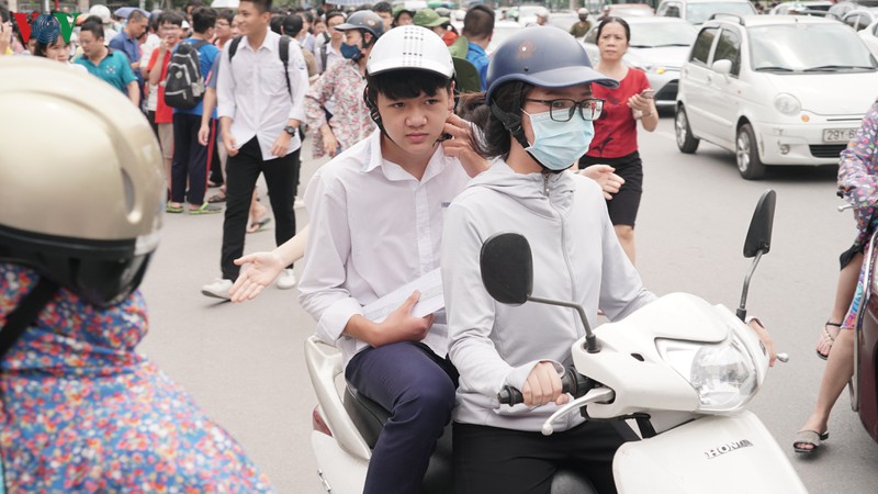 hoc sinh "tho phao" voi de thi van lop 10 chuyen khoa hoc tu nhien hinh 2