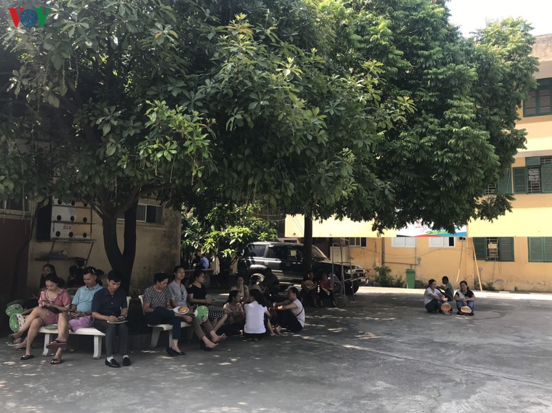 sau thi chuyen, phu huynh ha noi lai tat bat lo con thi vao lop 10  hinh 6