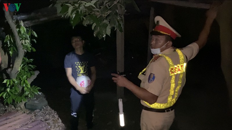 'ma men' bo xe, tron vao nha dan, khong chap hanh do nong do con hinh 3