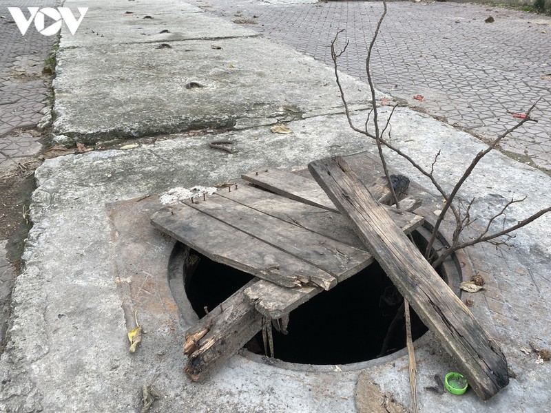 ha noi: hang loat ong cong, ho ga mat nap, "bay" nguoi dan tai pho tan my hinh 4