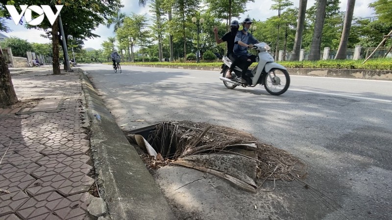 ha noi: hang loat ong cong, ho ga mat nap, "bay" nguoi dan tai pho tan my hinh 7