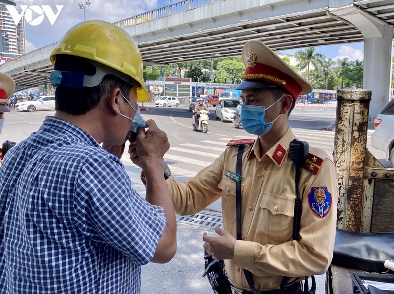 lái xe say rượu, "xin xỏ" khi bị yêu cầu thổi nồng độ cồn trên phố ở hà nội hình 3 lai xe say ruou, "xin xo" khi bi yeu cau thoi nong do con tren pho o ha noi hinh 3
