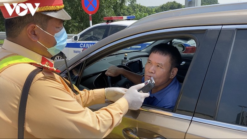 lái xe say rượu, "xin xỏ" khi bị yêu cầu thổi nồng độ cồn trên phố ở hà nội hình 12 lai xe say ruou, "xin xo" khi bi yeu cau thoi nong do con tren pho o ha noi hinh 12