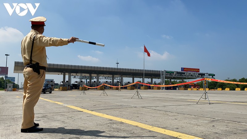 lái xe say rượu, "xin xỏ" khi bị yêu cầu thổi nồng độ cồn trên phố ở hà nội hình 8 lai xe say ruou, "xin xo" khi bi yeu cau thoi nong do con tren pho o ha noi hinh 8