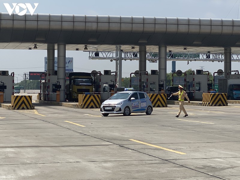 lái xe say rượu, "xin xỏ" khi bị yêu cầu thổi nồng độ cồn trên phố ở hà nội hình 11 lai xe say ruou, "xin xo" khi bi yeu cau thoi nong do con tren pho o ha noi hinh 11