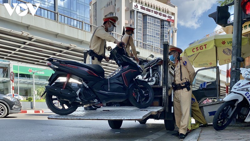 lái xe say rượu, "xin xỏ" khi bị yêu cầu thổi nồng độ cồn trên phố ở hà nội hình 7 lai xe say ruou, "xin xo" khi bi yeu cau thoi nong do con tren pho o ha noi hinh 7