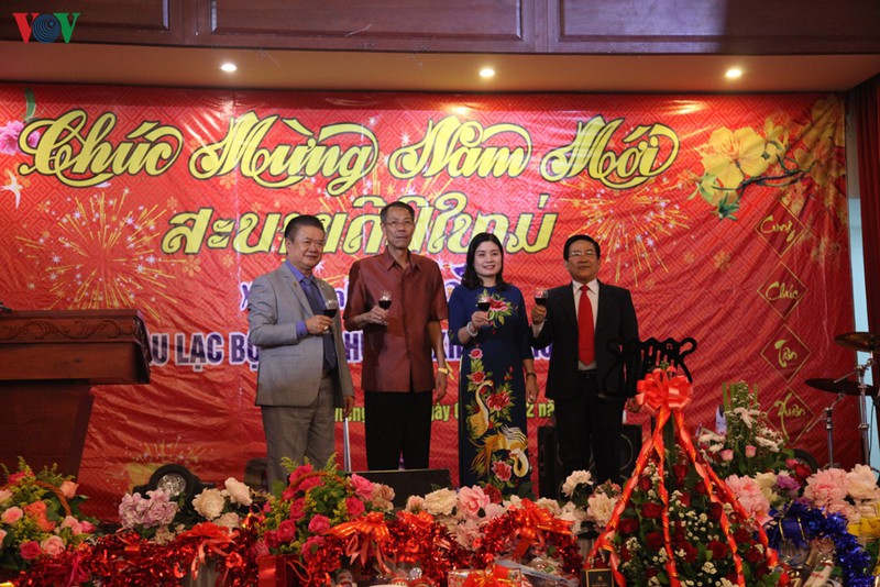 am ap tinh que viet tren dat ban lao hinh 2