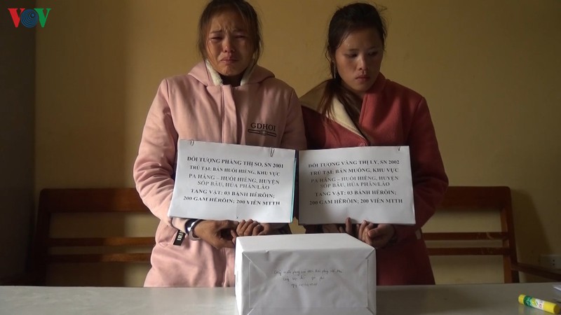 bat giu 2 doi tuong nguoi lao van chuyen 3 kg ma tuy sang viet nam hinh 1
