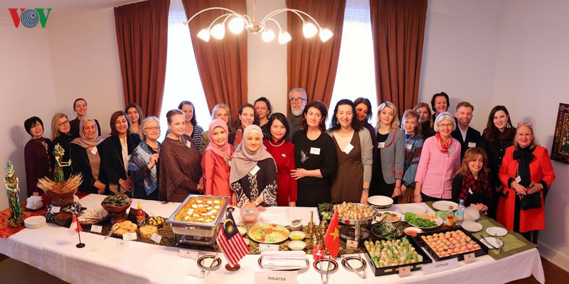 dai su quan cac nuoc asean phoi hop quang ba van hoa tai ukraine hinh 2
