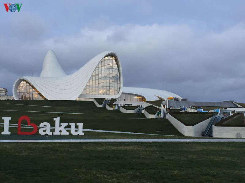 ve dep ky la va bi an cua azerbaijan - vien ngoc quy vung kavkaz hinh 1