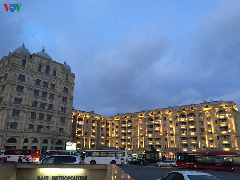 ve dep an tuong cua baku - thanh pho tho mong ben bo bien caspi hinh 18