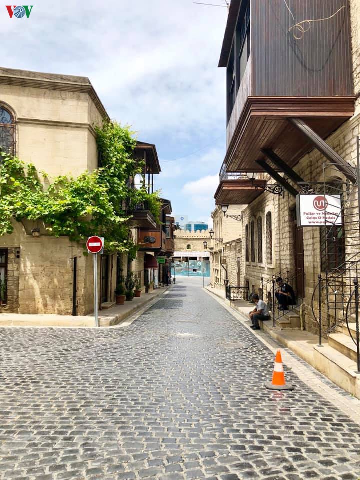 ve dep an tuong cua baku - thanh pho tho mong ben bo bien caspi hinh 14