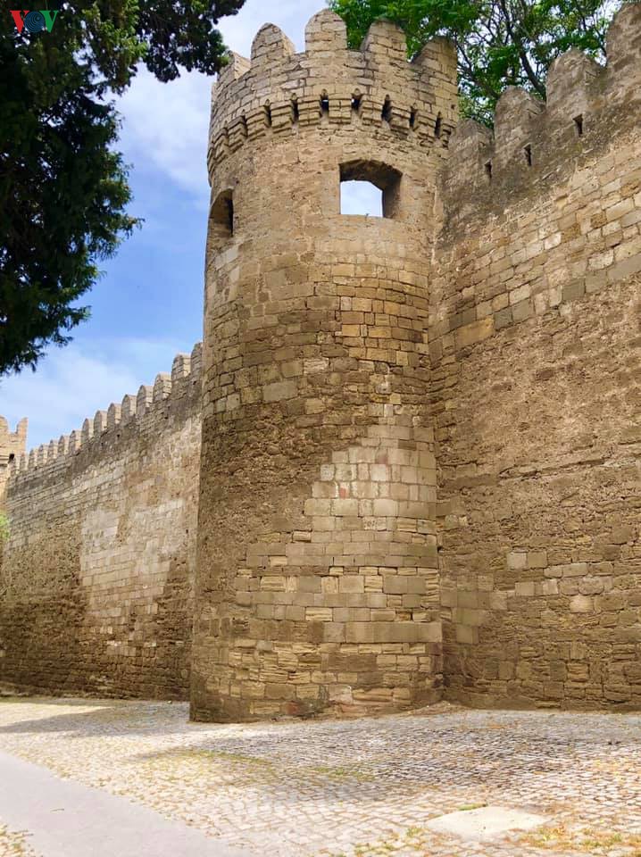 ve dep an tuong cua baku - thanh pho tho mong ben bo bien caspi hinh 15