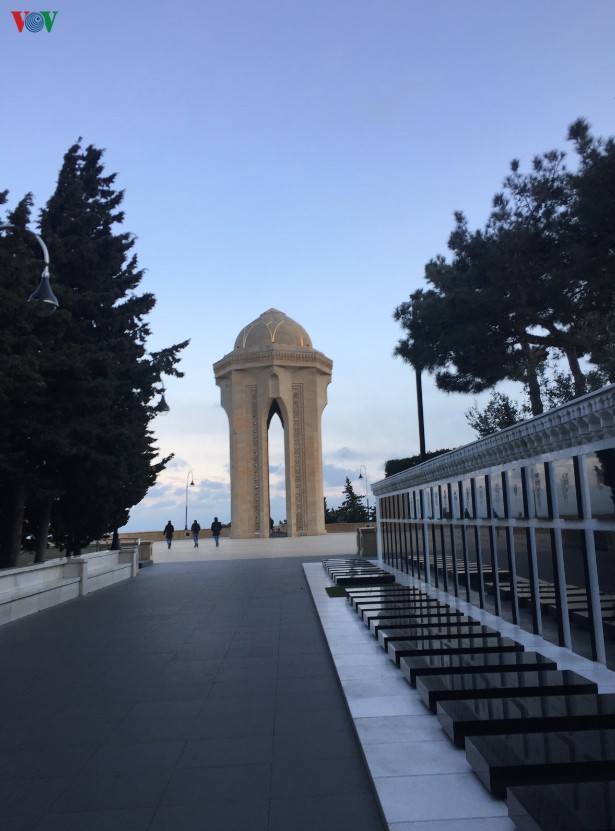 ve dep an tuong cua baku - thanh pho tho mong ben bo bien caspi hinh 4
