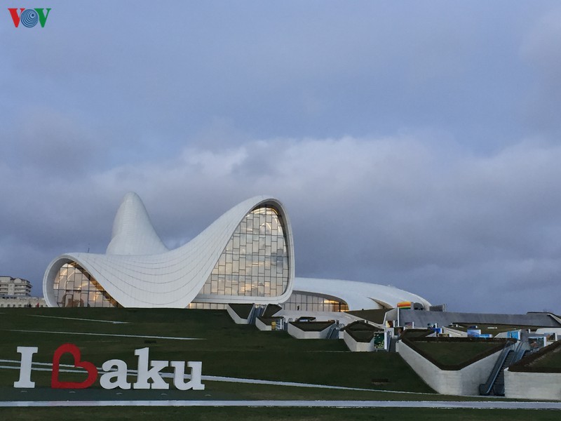 ve dep an tuong cua baku - thanh pho tho mong ben bo bien caspi hinh 3
