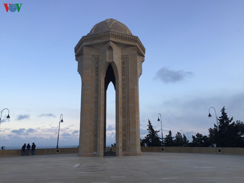 ve dep an tuong cua baku - thanh pho tho mong ben bo bien caspi hinh 5
