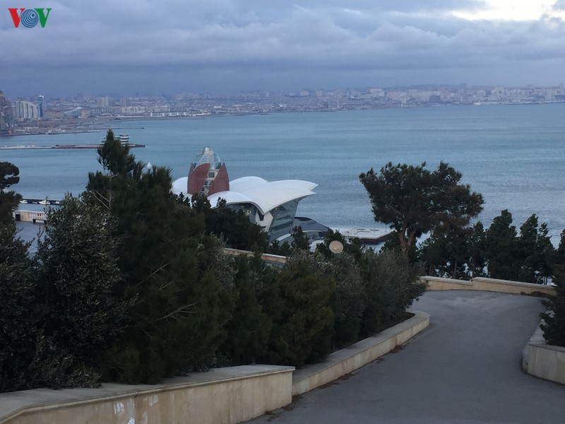 ve dep an tuong cua baku - thanh pho tho mong ben bo bien caspi hinh 6