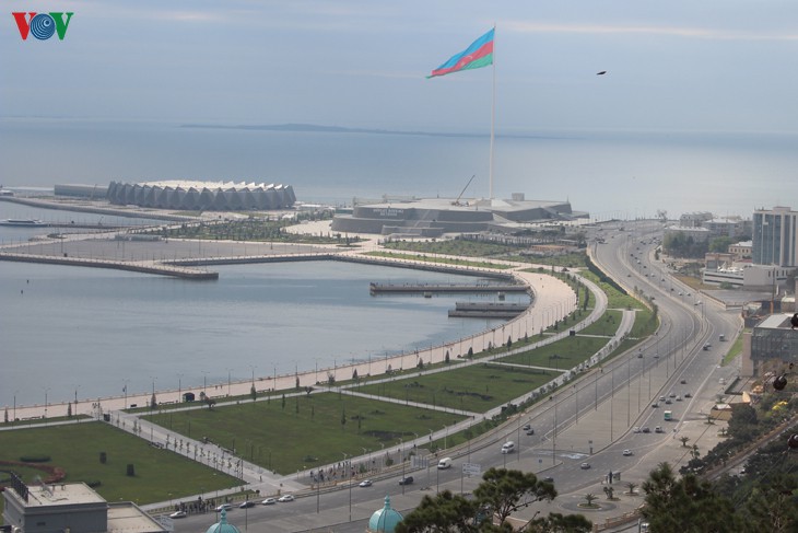 ve dep an tuong cua baku - thanh pho tho mong ben bo bien caspi hinh 1