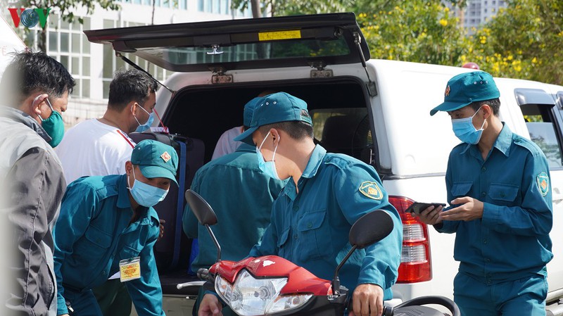 anh: luc luong chuc nang tan tinh phuc vu nguoi dan trong khu cach ly hinh 11