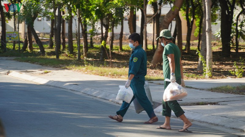 anh: luc luong chuc nang tan tinh phuc vu nguoi dan trong khu cach ly hinh 18