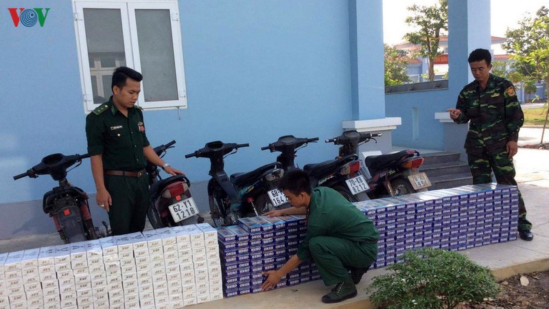 mot dem bat giu 2 vu buon lau, thu giu 6.500 goi thuoc la hinh 1