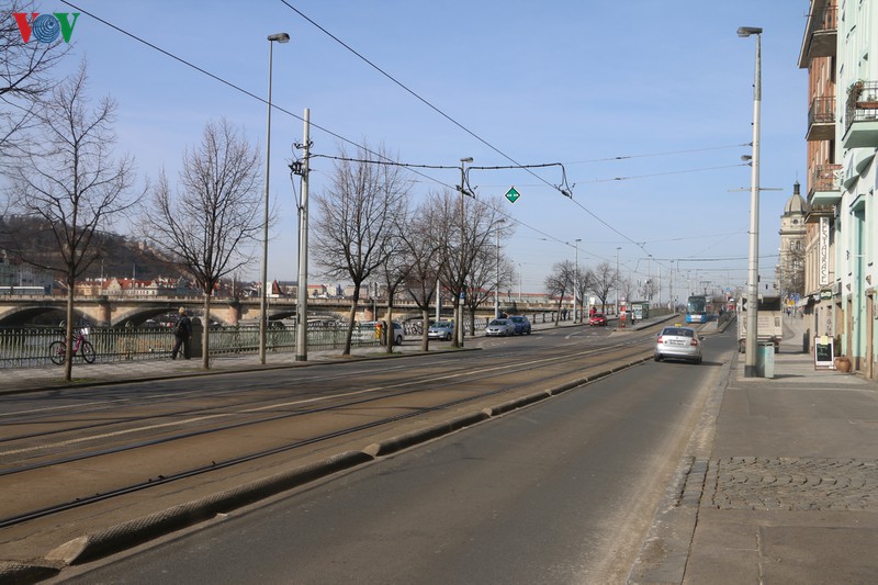 chum anh: buc tranh praha (sec) am dam giua dai dich covid-19 hinh 2