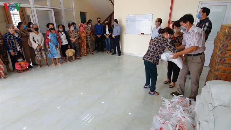 ho tro ba con viet kieu tai campuchia vuot qua kho khan vi covid-19 hinh 1