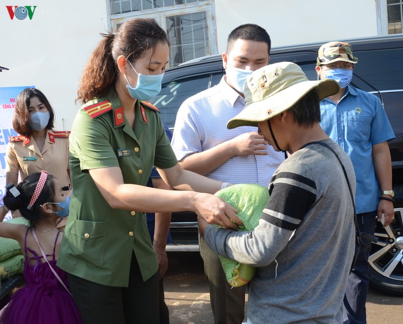 ho tro hang tan gao cho dong bao vung sau tai dak lak hinh 2