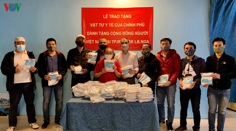 trao tang khau trang y te cho cong dong nguoi viet tai nga hinh 1