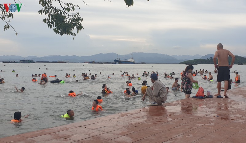 nang nong, nguoi dan ha long den bai tam tu phat bat chap nguy hiem hinh 1