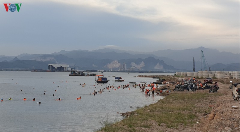 nang nong, nguoi dan ha long den bai tam tu phat bat chap nguy hiem hinh 2