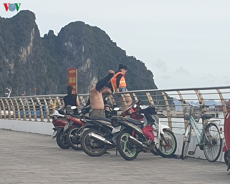 nang nong, nguoi dan ha long den bai tam tu phat bat chap nguy hiem hinh 3