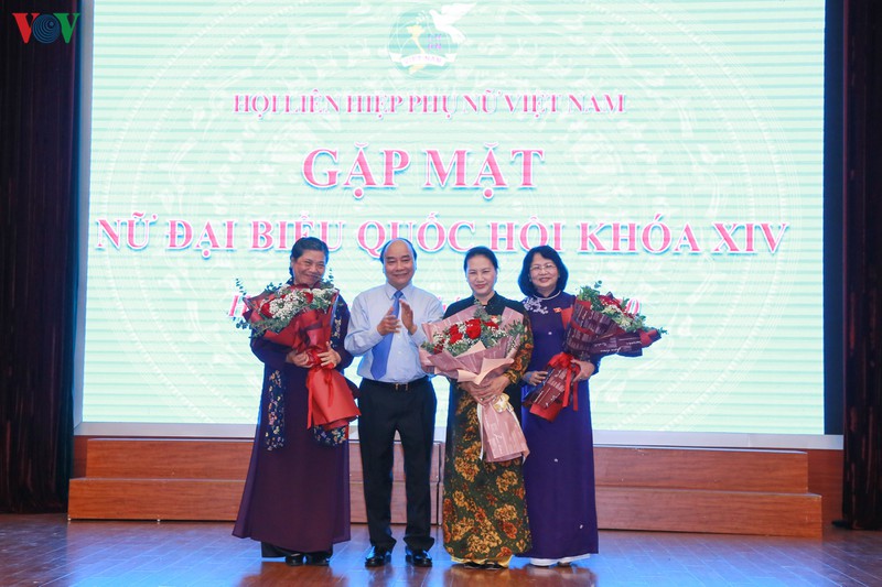 thu tuong, chu tich quoc hoi du buoi gap mat nu dai bieu quoc hoi hinh 3
