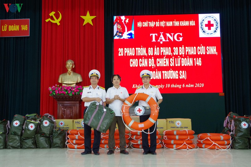 hoi chu thap do viet nam tang ao phao cho lu doan 146- doan truong sa hinh 1