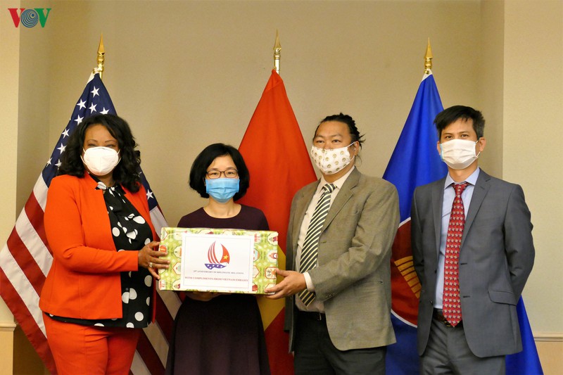 dai su quan viet nam trao tang khau trang cho thu do washington (my) hinh 1