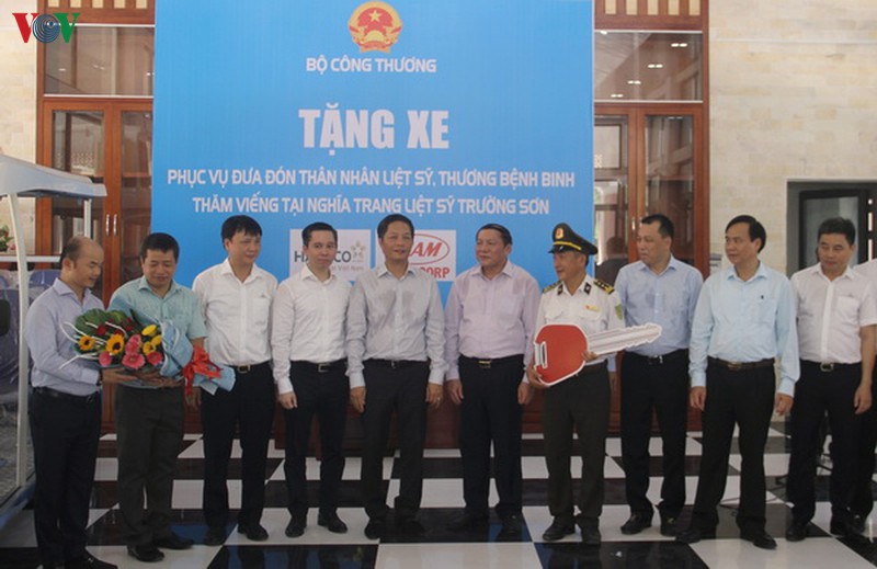 bo cong thuong trao tang 5 o to dien cho nghia trang liet si truong son hinh 1