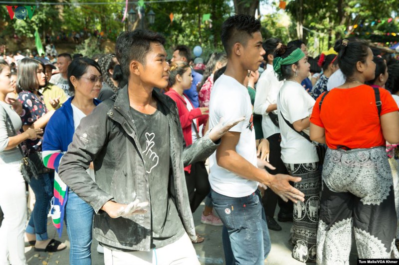 campuchia cho nguoi dan nghi bu 5 ngay tet co truyen chol chhnam thmay hinh 1