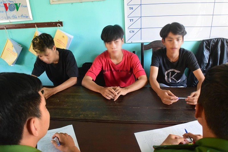 bat giu 3 doi tuong vi thanh nien chuyen trom cap xe may hinh 1