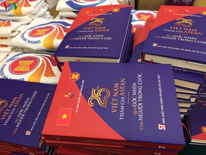 le ra mat sach "25 nam viet nam tham gia asean qua goc nhin cua nhung nguoi trong cuoc" hinh 2
