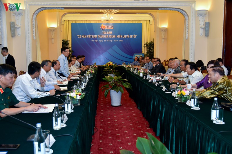 toa dam "25 nam viet nam tham gia asean: nhin lai va di toi" hinh 1