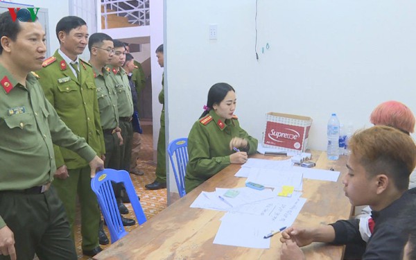 bi yeu cau dung dot phao, nhom thanh nien danh cong an xa trong thuong hinh 1