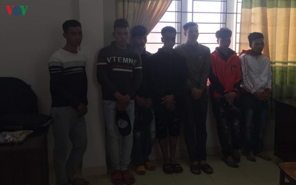 bi yeu cau dung dot phao, nhom thanh nien danh cong an xa trong thuong hinh 2