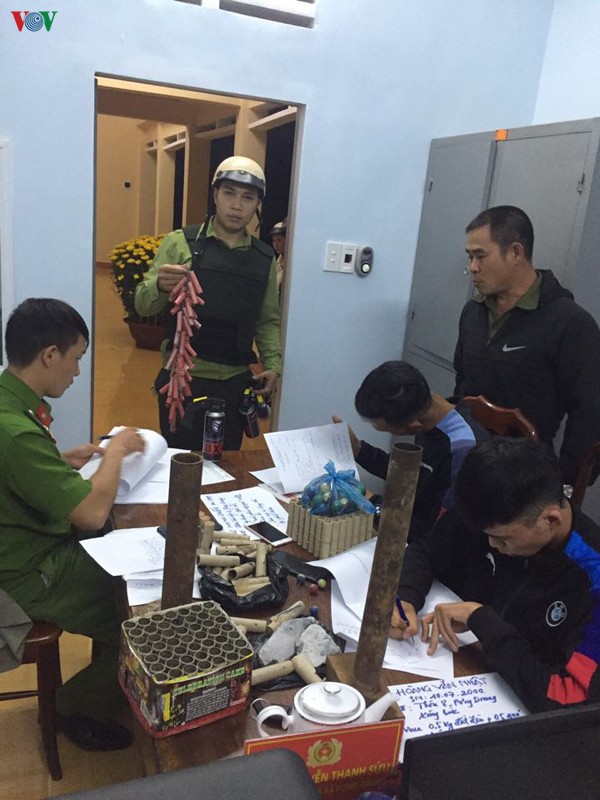 bi yeu cau dung dot phao, nhom thanh nien danh cong an xa trong thuong hinh 3