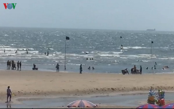 cuu kip thoi 3 du khach lot vao ao xoay tren bien vung tau hinh 1